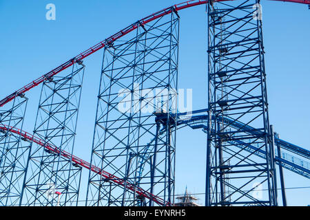 Achterbahnfahrt der Big Dipper in Blackpool Pleasure Beach Holiday Resort Lancashire, england Stockfoto