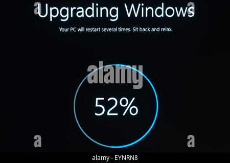 1. August 2015 - haben Millionen von PC-Nutzern auf der ganzen Welt Windows 10 als Bestandteil ein kostenloses Upgrade von Windows 7, 8 und 8.1 installiert. Stockfoto