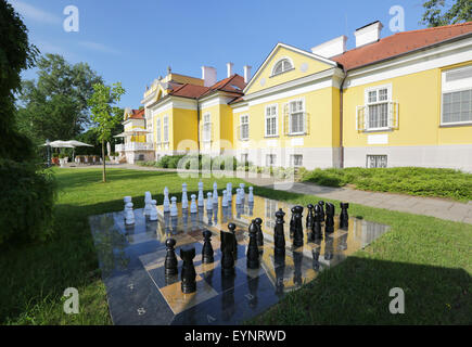 Luxus-Resort in Ungarn, in den Vordergrund große Schachfiguren. Stockfoto