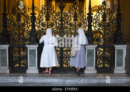 Nonnen Altar der Kirche, zwei Nonnen Pause der Altar in der Basilica di San Giovanni in Laterano in der Mitte der Stadt von Rom, Italien zu sehen. Stockfoto