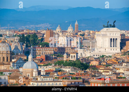 Skyline von Rom, Blick auf das Centro Storico - historisches Zentrum - von Rom aus dem Westen der Stadt an einem Sommernachmittag gesehen, Italien. Stockfoto