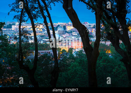 Rom Stadtbild Nacht, Blick auf das Zentrum der Stadt Rom bei Nacht zwischen malerischen Kiefern auf dem Janiculum Hügel, Roma, Italien. Stockfoto