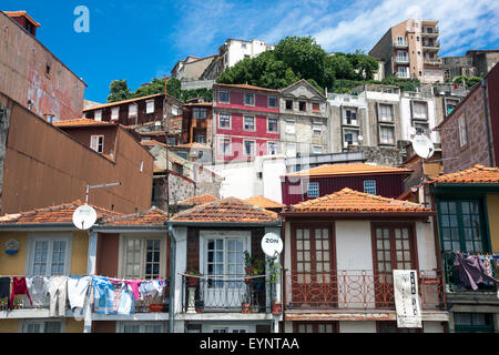 Häuser auf einem Hügel in Ribeira - Porto, Portugal Stockfoto