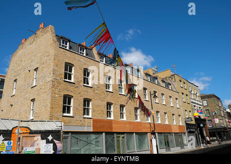 Renovierte Reihe von terrassenförmig angelegten Wohnungen Wohnungen Wohnungen Wohnungen über Geschäfte in Whitecross London Street UK KATHY DEWITT Stockfoto