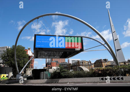 Silizium-Kreisverkehr elektronische digitale Google-Werbung Plakat auf Old Street Shoreditch Eastin London England Großbritannien KATHY DEWITT Stockfoto