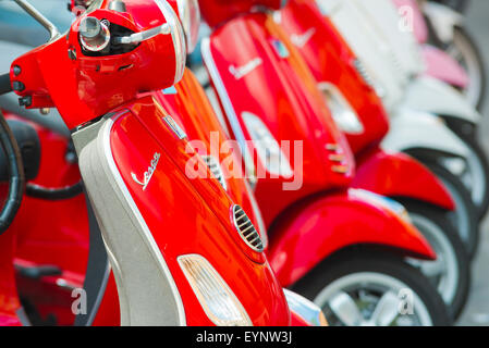 Vespa Roller, eine Linie von Vespa Roller in einer Straße auf dem Aventin im Zentrum von Rom, Italien geparkt. Stockfoto