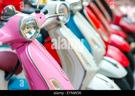 Roller Rom, eine Linie von bunten Roller in einer Straße auf dem Aventin in Rom, Italien, geparkt. Stockfoto