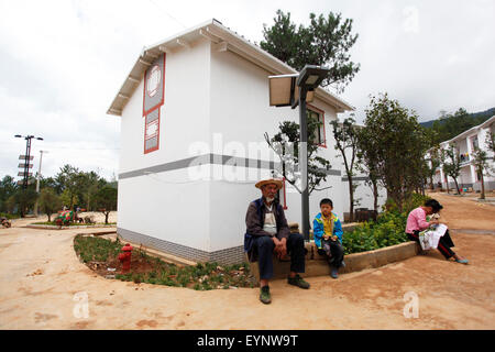 Zhaotong, 31.Juli. 3. August 2014. Anwohner ruhen eine Neuansiedlung Community für Opfer des Erdbebens in Ludian vor einem Jahr in Qiaojia County, der südwestlichen chinesischen Provinz Yunnan, 31. Juli 2015. Eine Erdbeben der Stärke 6,5 rüttelte Ludian County in Yunnan an 16:30 am 3. August 2014. Als ein Jahr vergangen ist, hat der Wiederaufbau nach der Katastrophe für die Erdbebenopfer ordentlich nach vorne gedrängt. Bildnachweis: Zhang Guangyu/Xinhua/Alamy Live-Nachrichten Stockfoto