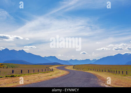 Pastorale kurvenreiche Landstraße und Berge in Fiordland, Südinsel, Neuseeland Stockfoto
