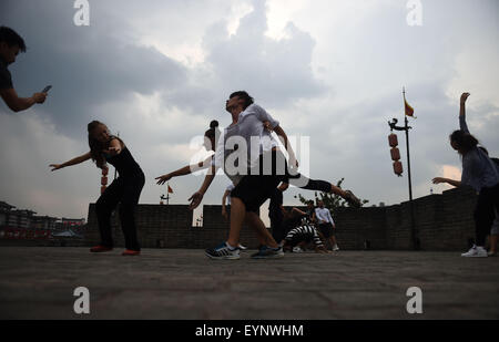 Xi ' an, der chinesischen Provinz Shaanxi. 2. August 2015. Mitglieder der ersten China-Mittel- und osteuropäischen Ländern (MOEL) Summer Dance Camp besuchen einen Flashmob auf der Stadtmauer von Xi ' an, Hauptstadt der Nordwesten der chinesischen Provinz Shaanxi, 2. August 2015. Bildnachweis: Jin Liangkuai/Xinhua/Alamy Live-Nachrichten Stockfoto