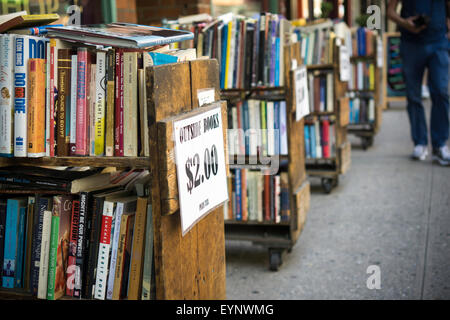 Racks von gebrauchten Büchern außerhalb einer Buchhandlung auf der Fourth Avenue, was einst Buchhändler Zeile am Freitag, 31. Juli 2015 in New York. (© Richard B. Levine) Stockfoto