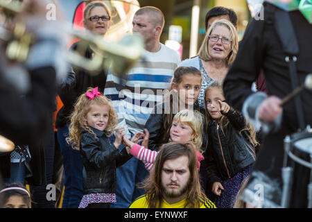 Stockton, UK, Samstag, 1. August 2015. Junge Kinder genau beobachten, wie der Harlekin Dynamites Hex durchführen / / DIVision, ein Science-Fiction-Ritual am Instant Light, 28. Stockton International Riverside Festival. Stockfoto