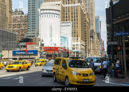 Werbung für das Smartphone Samsung Galaxy S6 Edge im Stadtteil Herald Square in New York auf Dienstag, 28. Juli 2015. Medienberichte, dass Samsung eine Release-Ereignis im August angesetzt hat, wo sie gerüchteweise verbreitet werden, um ein Galaxy S6 Edge +, eine größere Version der S6 enthüllt werden. (© Richard B. Levine) Stockfoto