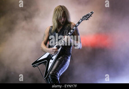 Wacken, Deutschland. 1. August 2015. Richie Faulkner, Gitarrist der Heavy-Metal-Band Judas Priest, führt auf der Bühne beim Wacken Open Air Festival in Wacken, Deutschland, 1. August 2015. Fans aus aller Welt besucht größten Heavy-Metal-Festival der Welt vom 30. Juli bis 01 August. Foto: AXEL HEIMKEN/Dpa/Alamy Live News Stockfoto