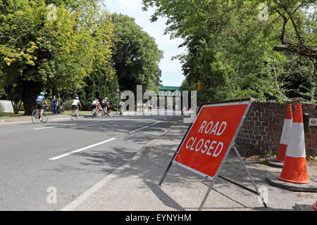 Esher, Surrey, England, UK. 2. August 2015. Viele Strassen in Surrey und London sind für die Teilnahme an den aufsichtsrechtlichen RideLondon-Surrey 100 Amateur-Radfahrer geschlossen. Die 100-Meilen-Herausforderung ist auf der gleichen Strecke wie die Profis mit den zusätzlichen Anreiz von Geld für wohltätige Zwecke zu sammeln. Eine Gruppe von Radfahrern verlaufen entlang der Portsmouth Road in Richtung Kingston am Bein der Fahrt heimwärts. Bildnachweis: Julia Gavin UK/Alamy Live-Nachrichten Stockfoto