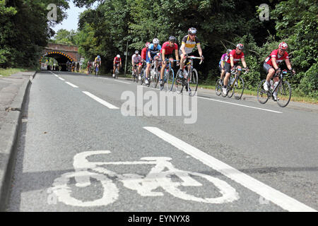 Esher, Surrey, England, UK. 2. August 2015. Teilnahme an der aufsichtsrechtlichen RideLondon-Surrey 100 Amateur-Radfahrer. Die 100-Meilen-Herausforderung ist auf der gleichen Strecke wie die Profis mit den zusätzlichen Anreiz von Geld für wohltätige Zwecke zu sammeln. Eine Gruppe von Radfahrern verlaufen entlang der Portsmouth Road in Richtung Kingston. Bildnachweis: Julia Gavin UK/Alamy Live-Nachrichten Stockfoto