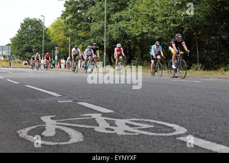 Esher, Surrey, England, UK. 2. August 2015. Teilnahme an der aufsichtsrechtlichen RideLondon-Surrey 100 Amateur-Radfahrer. Die 100-Meilen-Herausforderung ist auf der gleichen Strecke wie die Profis mit den zusätzlichen Anreiz von Geld für wohltätige Zwecke zu sammeln. Eine Gruppe von Radfahrern verlaufen entlang der Portsmouth Road in Richtung Kingston am Bein der Fahrt heimwärts. Bildnachweis: Julia Gavin UK/Alamy Live-Nachrichten Stockfoto