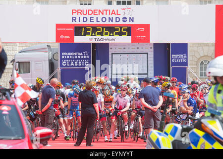 London, UK. 2. August 2015. Aufsichtsrechtlichen RideLondon 2015. Radfahrer starten die London-Surrey-Klassikers von Horse Guards Parade. Bildnachweis: OnTheRoad/Alamy Live-Nachrichten Stockfoto