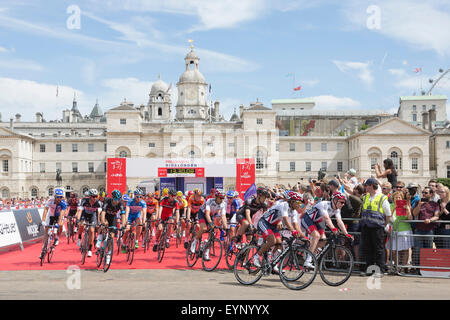 London, UK. 2. August 2015. Aufsichtsrechtlichen RideLondon 2015. Radfahrer starten die London-Surrey-Klassikers von Horse Guards Parade. Bildnachweis: OnTheRoad/Alamy Live-Nachrichten Stockfoto