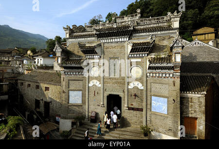 Ankang, chinesischen Provinz Shaanxi. 2. August 2015. Toursits besuchen Sie die Shuhe Stadt, Xunyang County, im Nordwesten der chinesischen Provinz Shaanxi, 2. August 2015. 53 km östlich von Xunyang County gelegene war Shuhe die antike Stadt einst ein berühmter Hafen in der maritimen Geschichte Chinas. Die Stadt unterstreicht Gassen voller Geschäfte und Verkäufer steht. Besucher könnten berühren die Steinwände des tausend Jahre alten Burgen und genießen Sie die Schönheit der alten Gebäude. Bildnachweis: Tao Ming/Xinhua/Alamy Live-Nachrichten Stockfoto