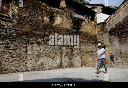 Ankang, chinesischen Provinz Shaanxi. 2. August 2015. Ein Tourist geht von einem alten Gebäude in der Stadt Shuhe, Xunyang County, im Nordwesten der chinesischen Provinz Shaanxi, 2. August 2015. 53 km östlich von Xunyang County gelegene war Shuhe die antike Stadt einst ein berühmter Hafen in der maritimen Geschichte Chinas. Die Stadt unterstreicht Gassen voller Geschäfte und Verkäufer steht. Besucher könnten berühren die Steinwände des tausend Jahre alten Burgen und genießen Sie die Schönheit der alten Gebäude. Bildnachweis: Tao Ming/Xinhua/Alamy Live-Nachrichten Stockfoto