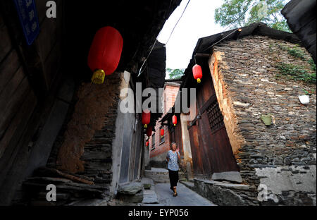 Ankang, chinesischen Provinz Shaanxi. 2. August 2015. Eine Frau übt in Shuhe Stadt, Xunyang County, im Nordwesten der chinesischen Provinz Shaanxi, 2. August 2015. 53 km östlich von Xunyang County gelegene war Shuhe die antike Stadt einst ein berühmter Hafen in der maritimen Geschichte Chinas. Die Stadt unterstreicht Gassen voller Geschäfte und Verkäufer steht. Besucher könnten berühren die Steinwände des tausend Jahre alten Burgen und genießen Sie die Schönheit der alten Gebäude. Bildnachweis: Tao Ming/Xinhua/Alamy Live-Nachrichten Stockfoto