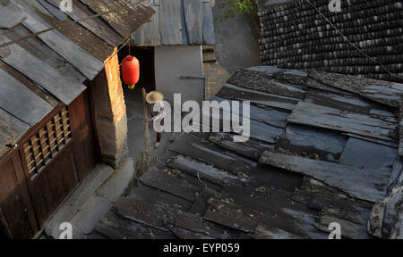 Ankang, chinesischen Provinz Shaanxi. 2. August 2015. Eine Kehrmaschine reinigt eine Straße in Shuhe Stadt, Xunyang County, im Nordwesten der chinesischen Provinz Shaanxi, 2. August 2015. 53 km östlich von Xunyang County gelegene war Shuhe die antike Stadt einst ein berühmter Hafen in der maritimen Geschichte Chinas. Die Stadt unterstreicht Gassen voller Geschäfte und Verkäufer steht. Besucher könnten berühren die Steinwände des tausend Jahre alten Burgen und genießen Sie die Schönheit der alten Gebäude. Bildnachweis: Tao Ming/Xinhua/Alamy Live-Nachrichten Stockfoto