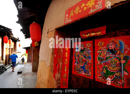 Ankang, chinesischen Provinz Shaanxi. 2. August 2015. Anwohner laufen auf einer alten Straße in Shuhe Stadt, Xunyang County, im Nordwesten der chinesischen Provinz Shaanxi, 2. August 2015. 53 km östlich von Xunyang County gelegene war Shuhe die antike Stadt einst ein berühmter Hafen in der maritimen Geschichte Chinas. Die Stadt unterstreicht Gassen voller Geschäfte und Verkäufer steht. Besucher könnten berühren die Steinwände des tausend Jahre alten Burgen und genießen Sie die Schönheit der alten Gebäude. Bildnachweis: Tao Ming/Xinhua/Alamy Live-Nachrichten Stockfoto