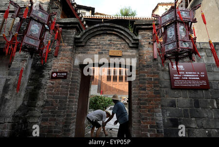 Ankang, chinesischen Provinz Shaanxi. 2. August 2015. Arbeiter reparieren eine alten Schule in Shuhe Stadt, Xunyang County, im Nordwesten der chinesischen Provinz Shaanxi, 2. August 2015. 53 km östlich von Xunyang County gelegene war Shuhe die antike Stadt einst ein berühmter Hafen in der maritimen Geschichte Chinas. Die Stadt unterstreicht Gassen voller Geschäfte und Verkäufer steht. Besucher könnten berühren die Steinwände des tausend Jahre alten Burgen und genießen Sie die Schönheit der alten Gebäude. Bildnachweis: Tao Ming/Xinhua/Alamy Live-Nachrichten Stockfoto