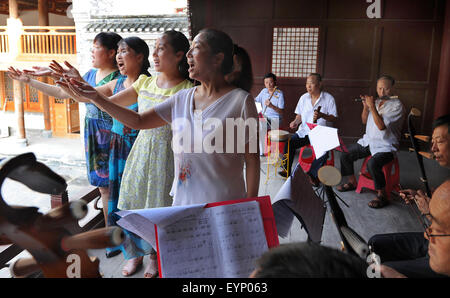 Ankang, chinesischen Provinz Shaanxi. 2. August 2015. Volkskünstler Proben eine Oper in Shuhe Stadt, Xunyang County, im Nordwesten der chinesischen Provinz Shaanxi, 2. August 2015. 53 km östlich von Xunyang County gelegene war Shuhe die antike Stadt einst ein berühmter Hafen in der maritimen Geschichte Chinas. Die Stadt unterstreicht Gassen voller Geschäfte und Verkäufer steht. Besucher könnten berühren die Steinwände des tausend Jahre alten Burgen und genießen Sie die Schönheit der alten Gebäude. Bildnachweis: Tao Ming/Xinhua/Alamy Live-Nachrichten Stockfoto