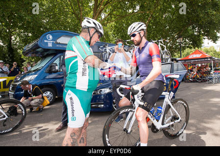 London, UK. 2. August 2015. Sir Bradley Wiggins unterschreibt ein Fan Trikot vor dem aufsichtsrechtlichen RideLondon-Surrey Classic im Horse Guards Parade, London, Grossbritannien am 2. August 2015. Das Rennen begann am Horse Guards Parade und endet auf der Mall nach eine 200 km lange Strecke rund um Surrey und Greater London. Bildnachweis: Andrew Peat/Alamy Live-Nachrichten Stockfoto