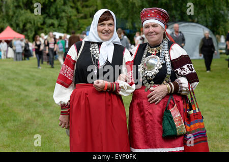 Obinitsa, Estland. 2. August 2015. Frauen in Tracht Seto besuchen die Seto Königreich Feier in Obinitsa, Estland, 2. August 2015. Das diesjährige Seto Königreich Feier ist in Obinitsa, die 2015 finno-ugrischen Kultur Hauptstadt statt. Menschen Seto Volksgruppe aus Estland und westlichen Teil des russischen Oblast Pskow versammelten sich in Obinitsa zur Teilnahme an der Feier und wählen das diesjährige König Seto, deren Pflicht würde Schutz und Förderung der Seto-Kultur. Bildnachweis: Sergei Stepanov/Xinhua/Alamy Live-Nachrichten Stockfoto