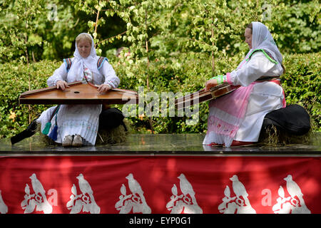 Obinitsa, Estland. 2. August 2015. Frauen in Tracht Seto spielen traditionelle Seto Instrument während der Seto Königreich Feier in Obinitsa, Estland, 2. August 2015. Das diesjährige Seto Königreich Feier ist in Obinitsa, die 2015 finno-ugrischen Kultur Hauptstadt statt. Menschen Seto Volksgruppe aus Estland und westlichen Teil des russischen Oblast Pskow versammelten sich in Obinitsa zur Teilnahme an der Feier und wählen das diesjährige König Seto, deren Pflicht würde Schutz und Förderung der Seto-Kultur. Bildnachweis: Sergei Stepanov/Xinhua/Alamy Live-Nachrichten Stockfoto