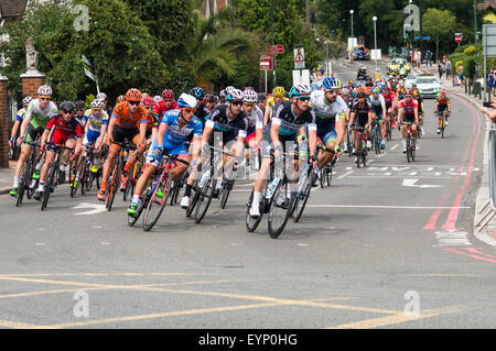 Das Hauptfeld in der aufsichtsrechtlichen RideLondon-Surrey Classic rundet die Ecke von Clifford Avenue in der Upper Richmond Road, London SW14 auf Sonntag, 2. August 2015. Aufsichtsrechtliche Fahrt London ist eine jährliche zweitägige Festival des Radsports auf einer ähnlichen Route zu den Straßenrennen der Olympischen Spiele 2012 in London. Stockfoto