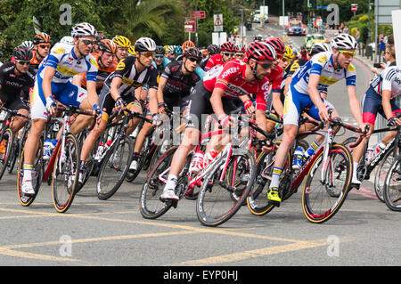 Das Hauptfeld in der aufsichtsrechtlichen RideLondon-Surrey Classic rundet die Ecke von Clifford Avenue in der Upper Richmond Road, London SW14 auf Sonntag, 2. August 2015. Aufsichtsrechtliche Fahrt London ist eine jährliche zweitägige Festival des Radsports auf einer ähnlichen Route zu den Straßenrennen der Olympischen Spiele 2012 in London. Stockfoto