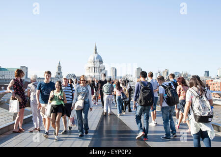 Menschen, die zu Fuß über die Millennium Bridge, London Bankside, UK Stockfoto