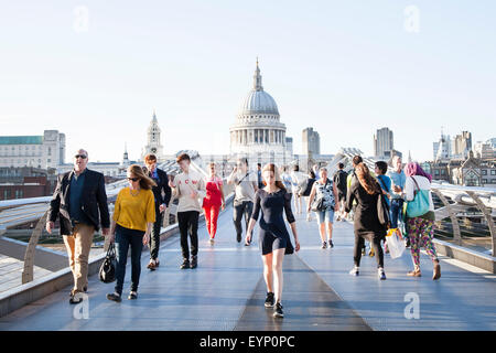 Menschen, die zu Fuß über die Millennium Bridge, London Bankside, UK Stockfoto