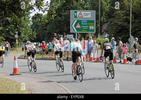 Esher, Surrey, England, UK. 2. August 2015. Teilnahme an der aufsichtsrechtlichen RideLondon-Surrey 100 Amateur-Radfahrer. Die 100-Meilen-Herausforderung ist auf der gleichen Strecke wie die Profis mit den zusätzlichen Anreiz von Geld für wohltätige Zwecke zu sammeln. Eine Gruppe von Radfahrern übergeben die Unterstützung von öffentlichen Kreisverkehr die Scilly-Inseln entlang der Portsmouth-Straße in Richtung Kingston am Bein der Fahrt heimwärts. Stockfoto