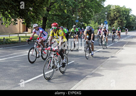 Esher, Surrey, England, UK. 2. August 2015. Teilnahme an der aufsichtsrechtlichen RideLondon-Surrey 100 Amateur-Radfahrer. Die 100-Meilen-Herausforderung ist auf der gleichen Strecke wie die Profis mit den zusätzlichen Anreiz von Geld für wohltätige Zwecke zu sammeln. Eine Gruppe von Radfahrern verlaufen entlang der Portsmouth Road in Richtung Kingston am Bein der Fahrt heimwärts. Stockfoto