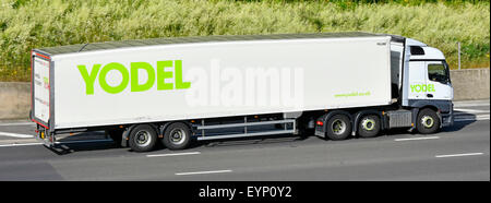 YodeYodel Transportlogistik über artikuliert LKW Paket Lieferung LKW und trailer Teil der britischen Supply Chain entlangfahren UK Autobahn in Engl Stockfoto