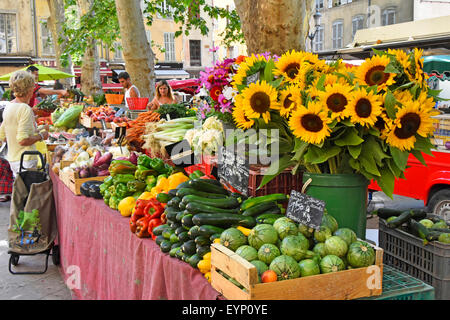 Sonnenblumen und Gemüse zum Verkauf auf dem französischen Marktstand im Stadtzentrum von Aix en Provence, Provence, Südfrankreich Stockfoto