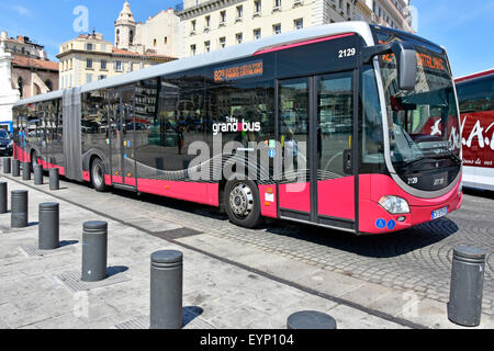 Marseille RTM öffentliche Verkehrsmittel lange Bendy Bus an der Haltestelle in der Nähe der U-Bahn-Station Vieux Port und den neuen Spiegel Vordach Frankreich Marseille Vieux Port Stockfoto