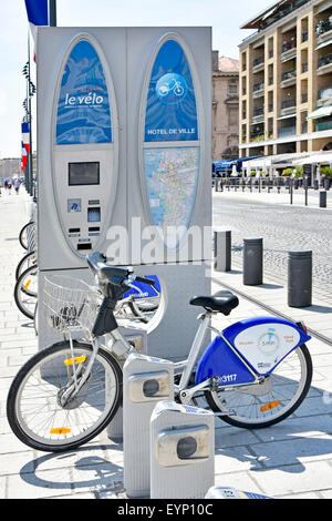 Marseille Vieux Port waterfront Am Alten Hafen französische Fahrradverleih docking Terminals mit Fahrrad Provence Mittelmeer Südfrankreich Stockfoto