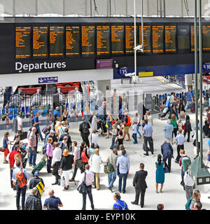 Pendler bei Besetzt Waterloo Bahnhofshalle mit Abfahrt und Plattform Eintrag Exit ticket Barrieren London England Großbritannien Stockfoto
