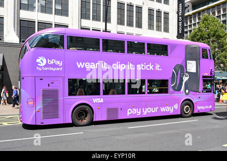 London Bus Doppeldeckerbus in lila Werbung für Bpay Wearables, die bei „Contact less Till“ in Oxford Street West End, London, England, verwendet werden Stockfoto