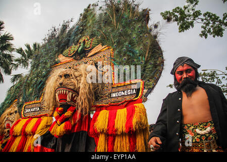 Tangerang, Indonesien. 2. August 2015. Eine indonesische Modell präsentiert eine Design auf dem Laufsteg Mode Fasching Jember. Das diesjährige Thema des Jember Mode Karnevals ist, "Ein einzigartiges Riesen Kostüm", wo mehr als 400 Menschen während der Veranstaltung auf dem Laufsteg vorgeführt. Bildnachweis: Garry Andrew Lotulung/Pacific Press/Alamy Live-Nachrichten Stockfoto