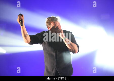 Penrith, Cumbria, UK. 1. August 2015. Ellenbogen führen Sie live auf der Main Stage bei Kendal Aufruf 2015. Stockfoto