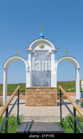 Troparion und Gebete an die Heilige Muttergottes, eingraviert auf der Stele in Form von drei Bögen. Stockfoto