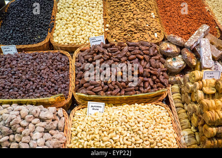 Verschiedene Arten von Nüssen und getrockneten Früchten in der Boqueria-Markt in Barcelona Stockfoto