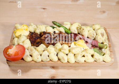 Geplankte Staek mit Spargel Stockfoto